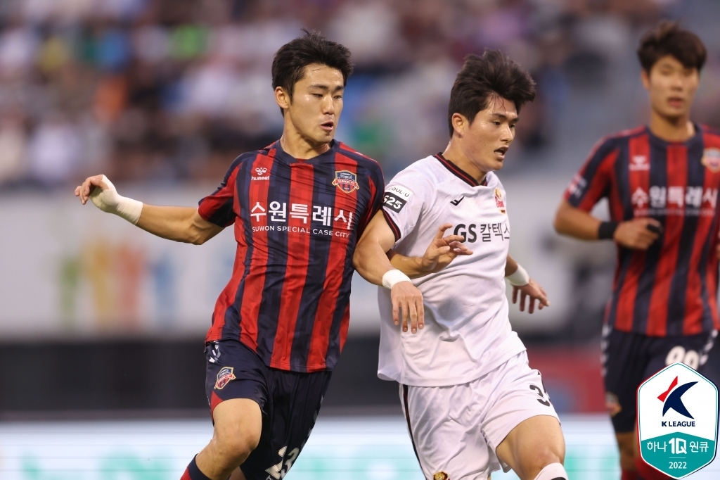 Lee Ki-hyuk of Suwon FC (L) and Lee Sang-min of FC Seoul battle for the ball during the clubs' K League 1 match at Suwon Stadium in Suwon, 35 kilometers south of Seoul, on July 10, 2022, in this photo provided by the Korea Professional Football League. (PHOTO NOT FOR SALE) (Yonhap)