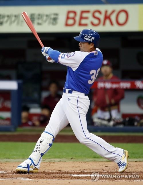 In this file photo from Oct. 3, 2017, Lee Seung-yuop of the Samsung Lions hits a solo home run against the Nexen Heroes during the bottom of the third inning of a Korea Baseball Organization regular season game at Daegu Samsung Lions Park in Daegu, 290 kilometers southeast of Seoul. (Yonhap)