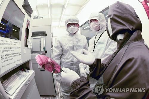 Vice Education Minister Jang Sang-yoon inspects a semiconductor research institute at Seoul National University on June 20, 2022. (Yonhap)