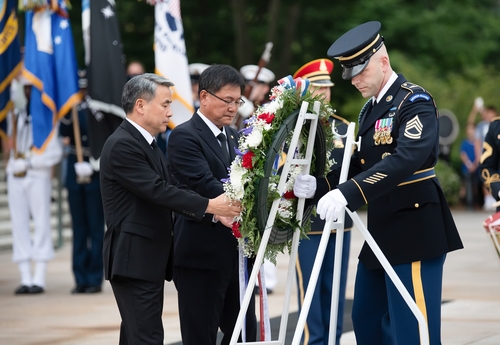 South Korean Defense Minister Lee Jong-sup (L) lays a wreath in front of the Tomb of the Unknown Soldier at Arlington National Cemetery in the U.S. state of Virginia on July 26, 2022, in this photo released by his ministry. (PHOTO NOT FOR SALE) (Yonhap)