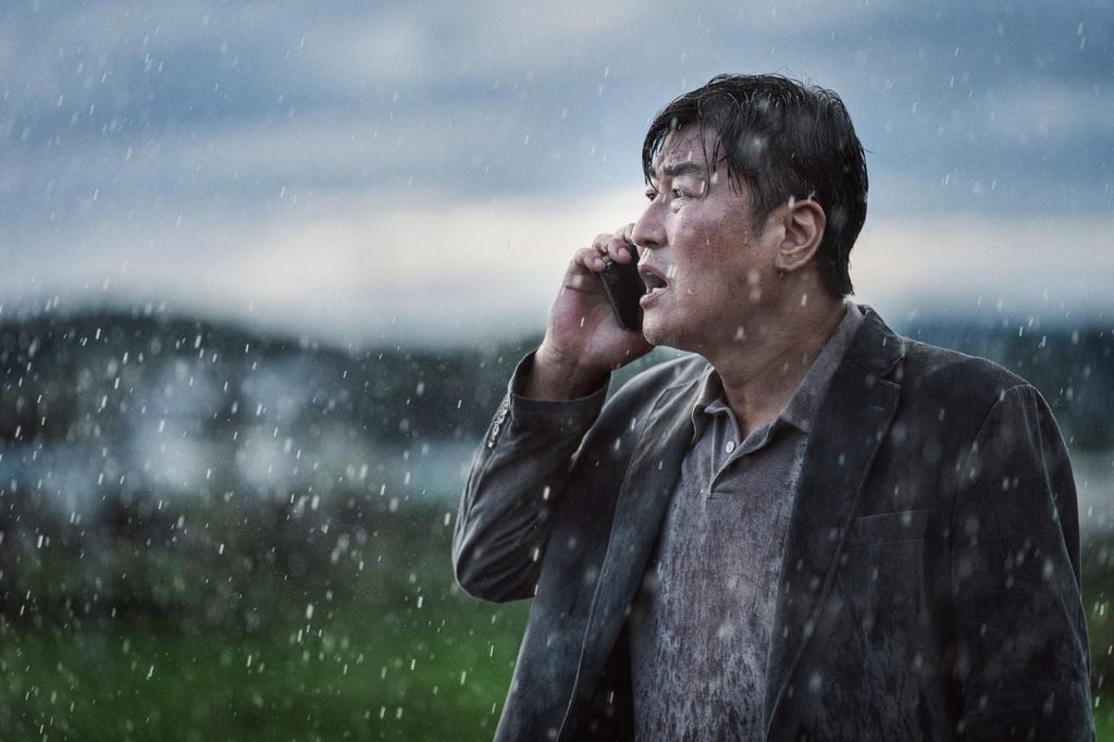 This photo provided by Showbox shows a scene from "Emergency Declaration." (PHOTO NOT FOR SALE) (Yonhap)