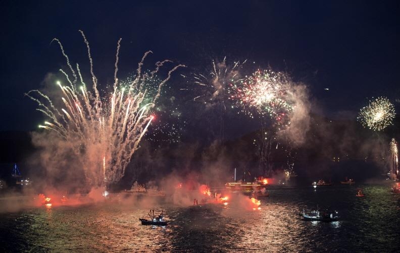This photo captured from the homepage of the Tongyeong Hansan Battle Festival is a reenactment of the heroic sea battle where Korean naval ships led by Adm. Yi Sun-sin destroyed an invading Japanese fleet. (PHOTO NOT FOR SALE) (Yonhap)