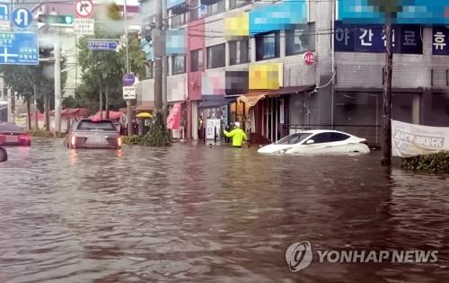 This photo, provided by a reader, shows roads in the western port city of Incheon submerged on Aug. 8, 2022. (Yonhap)