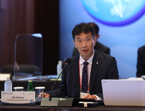 This photo, provided by the Financial Supervisory Service, shows FSS Gov. Lee Bok-hyun speaking at a meeting of top financial regulators and central bank chiefs from the East Asia and Pacific region held in Seoul on Aug. 9, 2022, (PHOTO NOT FOR SALE) (Yonhap)