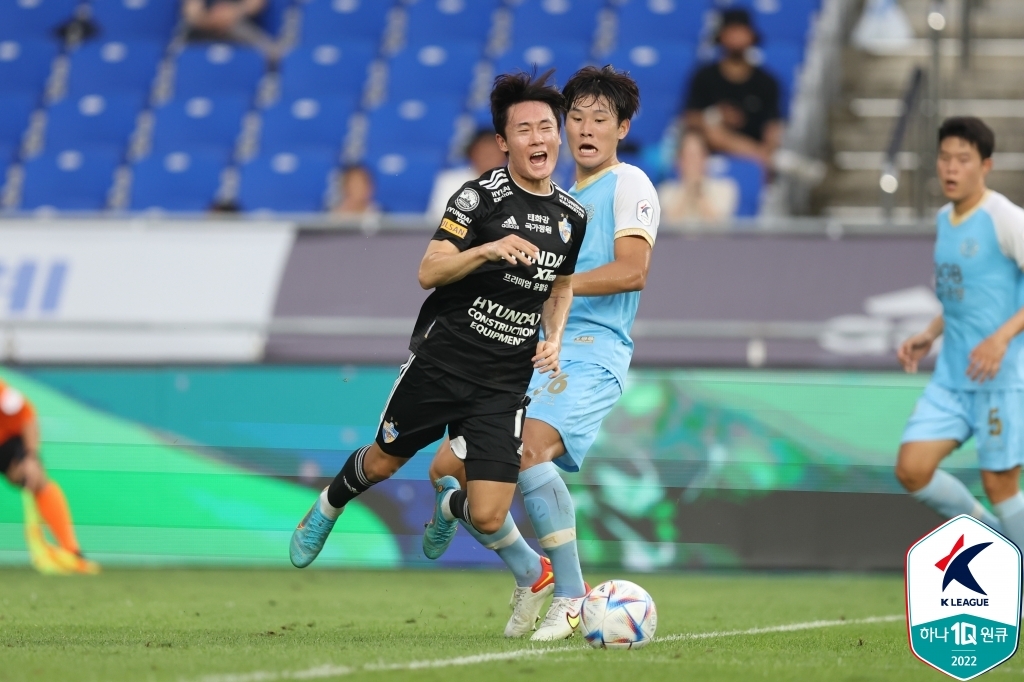 Um Won-sang of Ulsan Hyundai FC (L) collides with Kim Hee-seung of Daegu FC during the clubs' K League 1 match at Munsu Football Stadium in Ulsan, about 310 kilometers southeast of Seoul, on Aug. 13, 2022, in this photo provided by the Korea Professional Football League. (PHOTO NOT FOR SALE) (Yonhap)