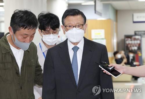 (LEAD) Ex-Kumho Asiana chief gets 10-yr prison term for unfair deals, embezzlement