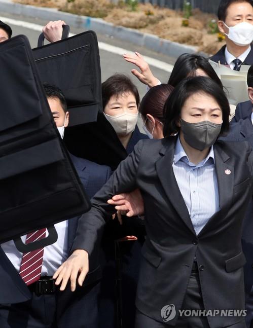 Man gets one-year prison term for throwing soju bottle at former president