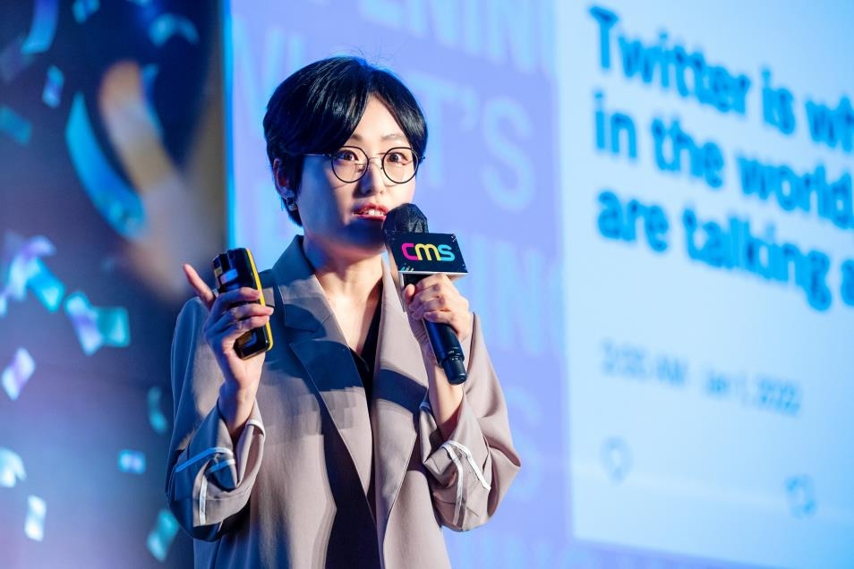 This image provided by Twitter on Aug. 24, 2022, shows YeonJeong Kim, head of the global K-content partnership at Twitter, delivering a presentation at the Content Marketing Summit 2022 held in Seoul a day earlier. (PHOTO NOT FOR SALE) (Yonhap)