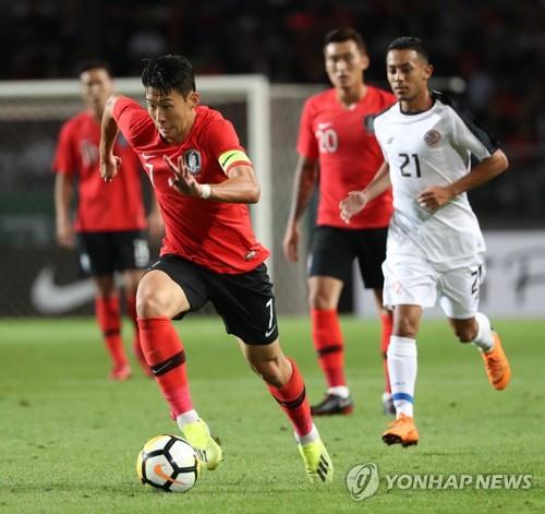 In this file photo from Sept. 7, 2018, Son Heung-min of South Korea dribbles the ball against Costa Rica during the countries' friendly football match at Goyang Stadium in Goyang, Gyeonggi Province. (Yonhap)