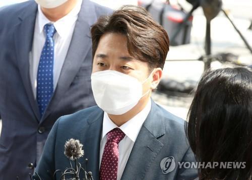 The former chairman of the ruling People Power Party (PPP), Lee Jun-seok, talks to reporters, in this file photo taken Aug. 17, 2022. (Yonhap) 