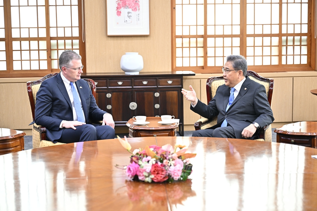 South Korean Foreign Minister Park Jin (R) speaks with Daniel Kritenbrink, the U.S. assistant secretary of state for East Asian and Pacific affairs, at his Seoul office on Aug. 26, 2022, in this photo provided by the foreign ministry. (PHOTO NOT FOR SALE) (Yonhap)