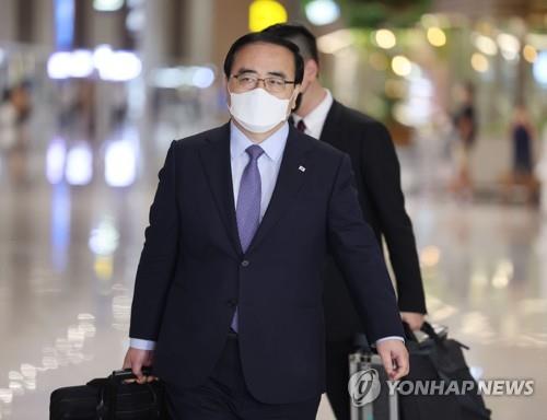 National Security Adviser Kim Sung-han leaves for Hawaii at Incheon International Airport, west of Seoul, on Aug. 31, 2022, to attend a meeting with his U.S. and Japanese counterparts, Jake Sullivan and Takeo Akiba, respectively. (Yonhap)