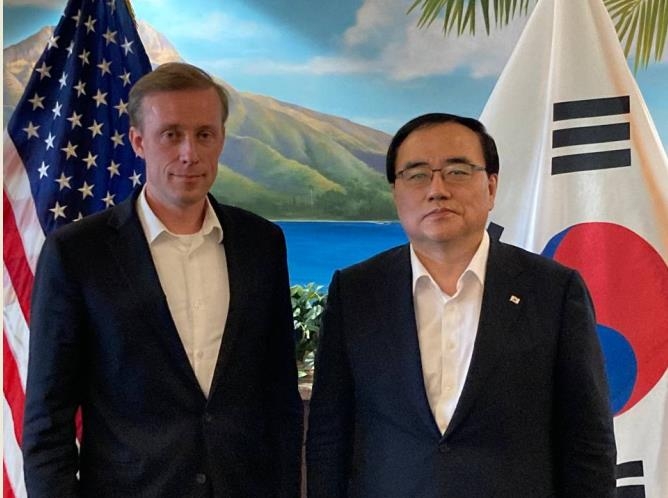 National Security Office Director Kim Sung-han (R) and U.S. National Security Adviser Jake Sullivan pose for a photo during their bilateral meeting in Honolulu, in this photo provided by South Korea's presidential office on Sept. 2, 2022. (PHOTO NOT FOR SALE) (Yonhap)