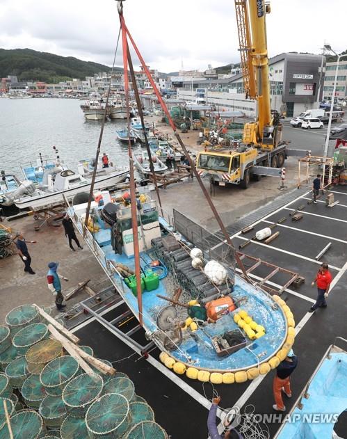 A fishing boat is moved onto land at a port in the southeastern city of Ulsan on Sept. 2, 2022, ahead of the arrival of Typhoon Hinnamnor. (Yonhap)