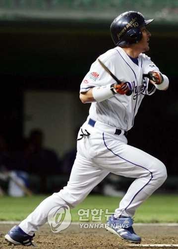 In this file photo from May 26, 2005, Kim Ki-tai of the SK Wyverns gets a broken-bat single against the Samsung Lions during the bottom of the third inning of a Korea Baseball Organization regular season game at Munhak Stadium in Incheon, around 30 kilometers west of Seoul. (Yonhap)