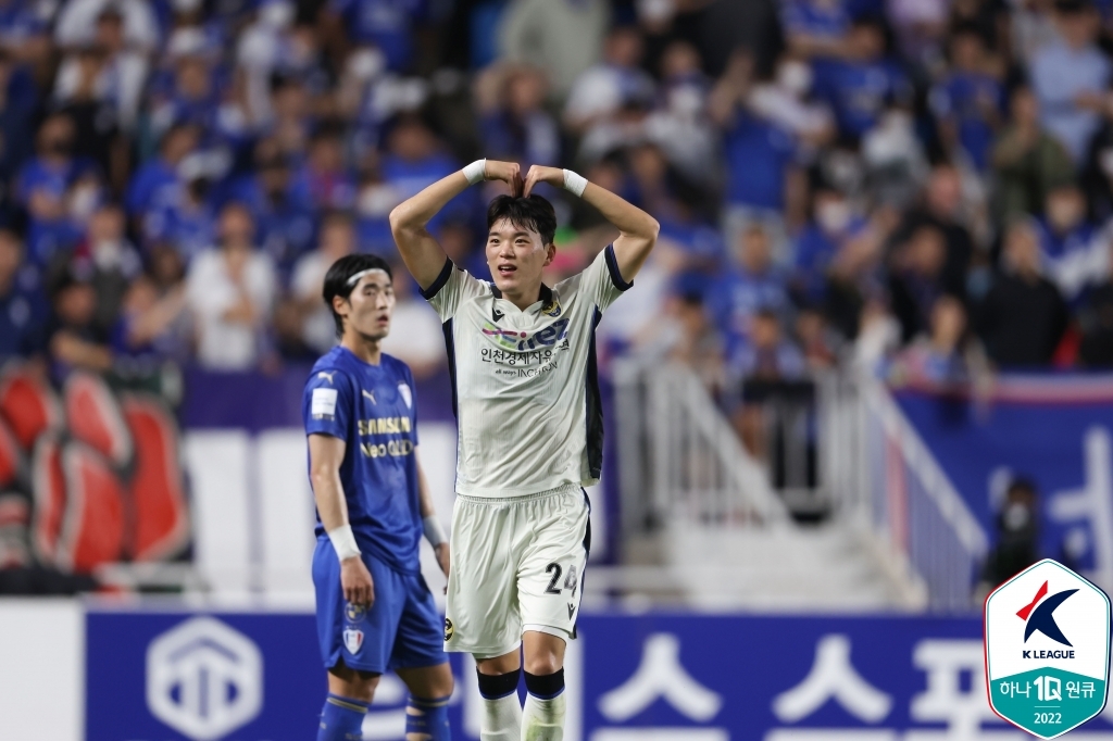 Lee Kang-hyun of Incheon United celebrates his goal against Suwon Samsung Bluewings during the clubs' K League 1 match at Suwon World Cup Stadium in Suwon, 35 kilometers south of Seoul, on Sept. 11, 2022, in this photo provided by the Korea Professional Football League. (PHOTO NOT FOR SALE) (Yonhap)