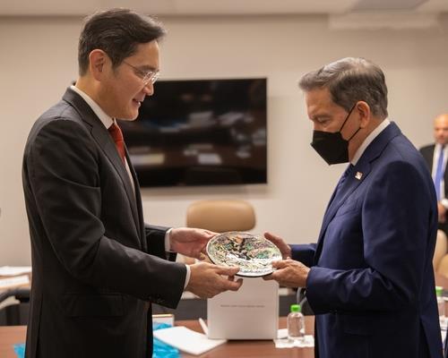 Samsung Electronics Vice Chairman Lee Jae-yong meets President Laurentino Cortizo of Panama on Sept. 13, 2022, in Panama City, Panama, in this photo provided by the company. (PHOTO NOT FOR SALE) (Yonhap)