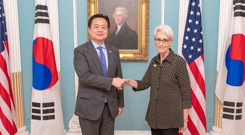 South Korea's First Vice Foreign Minister Cho Hyun-dong (L) shakes hands with U.S. Deputy Secretary of State Wendy Sherman during their meeting at the Department of State in Washington, D.C., on Sept. 15, 2022, in this photo provided by Cho's ministry. (PHOTO NOT FOR SALE) (Yonhap)