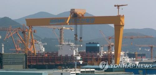 This undated file photo shows a crane at Daewoo Shipbuilding & Marine Engineering Co.'s shipyard at Okpo on South Korea's south coast. (Yonhap) 