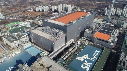 (2nd LD) SK hynix reports 60-pct drop in Q3 profit, cuts 2023 investment by half amid chip downturn