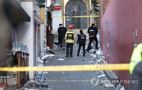 (LEAD) Survivors say Itaewon stampede occurred 'instantly' as people were pushed down in narrow alley
