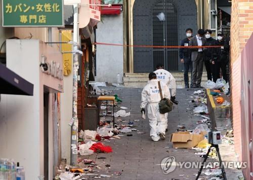 National forensic and police officers inspect a narrow alley in Seoul's Itaewon neighborhood, the site of the deadliest South Korea crowd crush, on Oct. 31, 2022. (Yonhap)