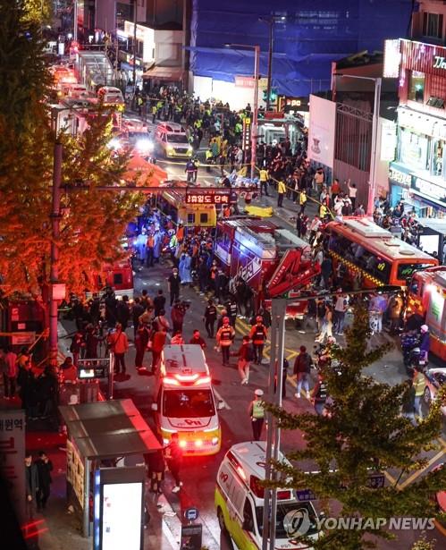 Rescuers move injured people in Seoul's Itaewon district on Oct. 30, 2022. (Yonhap)