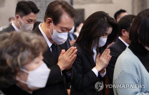 President Yoon Suk-yeol and first lady Kim Keon-hee pray during a memorial Mass held at the Myeongdong Cathedral in Seoul on Nov. 6, 2022. (Yonhap)