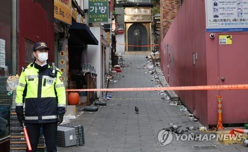 A police officer stands guard on Nov. 3, 2022, at the site of the Oct. 29 crowd crush in Seoul's Itaewon district. (Yonhap)