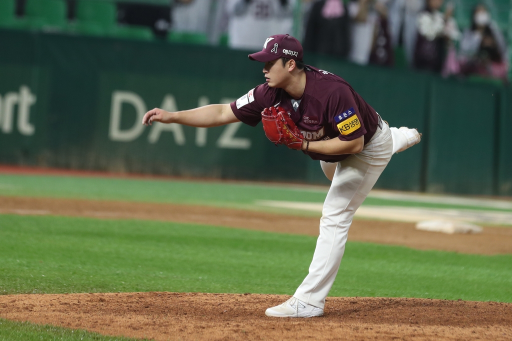 Kiwoom Heroes reliever Choi Won-tae pitches against the SSG Landers during the bottom of the ninth inning of Game 5 of the Korean Series at Incheon SSG Landers Field in Incheon, 30 kilometers west of Seoul, on Nov. 8, 2022, in this photo provided by the Heroes. (PHOTO NOT FOR SALE) (Yonhap)