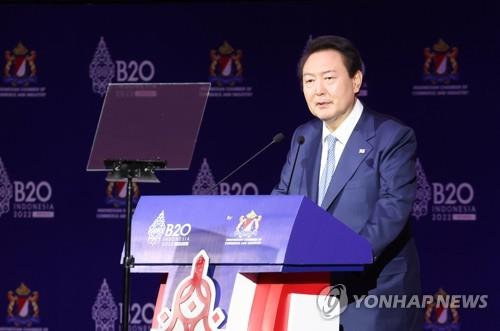 President Yoon Suk-yeol delivers a keynote speech at the B20 Summit in Bali, Indonesia, on Nov. 14, 2022. The B20 is the official Group of 20 dialogue forum with the business community. (Yonhap)