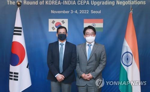 This file photo, taken Nov. 3, 2022, and provided by the trade ministry, shows South Korean and Indian officials posing for a picture ahead of the ninth round of the bilateral CEPA upgrading talks in Seoul. (PHOTO NOT FOR SALE) (Yonhap)