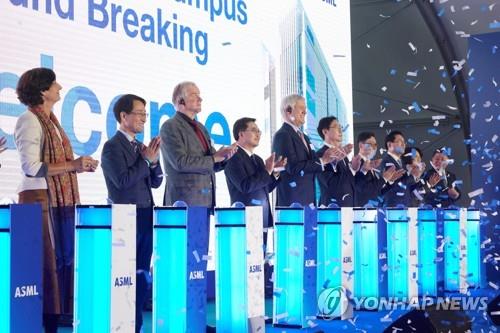 This photo, provided by the Gyeonggi provincial government, shows a groundbreaking ceremony for a new campus of Dutch semiconductor equipment maker ASML Holding N.V. in the provincial city of Hwaseong, about 40 kilometers south of Seoul, on Nov. 16, 2022. (PHOTO NOT FOR SALE) (Yonhap)