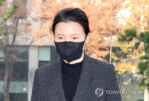 Former senior emergency monitoring officer at the Seoul Metropolitan Police Agency (SMPA), Ryu Mi-jin, appears before a special investigation team in western Seoul on Nov. 25, 2022. (Yonhap) 