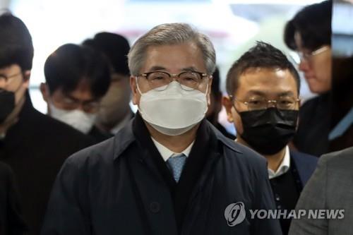 Former National Security Adviser Suh Hoon enters the Seoul Central District Court on Dec. 2, 2022. (Yonhap) 