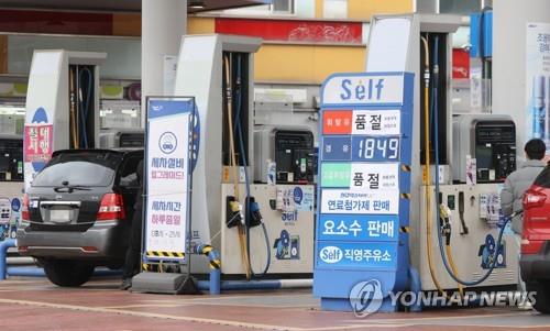 A notice reading "Gasoline Sold Out" is posted at a gas station in Seoul on Dec. 4, 2022, amid a nationwide strike by unionized truckers that has disrupted supply chains in the country's key industries. (Yonhap)