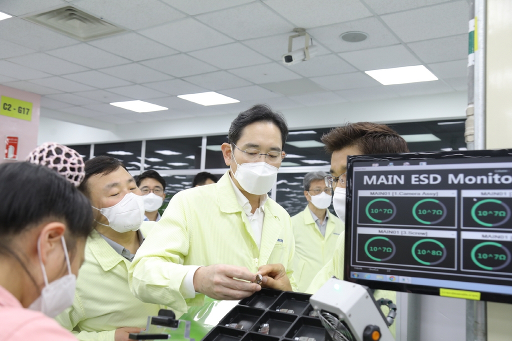 Samsung Electronics Executive Chairman Lee Jae-yong visits a smartphone factory near Hano on Dec. 22, 2022, in this photo provided by the company. (PHOTO NOT FOR SALE) (Yonhap)