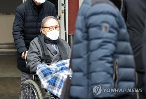 Former President Lee Myung-bak is moved out of Seoul National University Hospital in a wheelchair to a penitentiary, in this Feb. 10, 2021, file photo. (Yonhap)