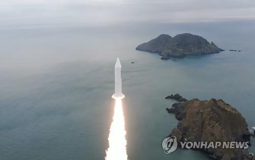 (LEAD) S. Korea successfully conducts test flight of solid-fuel space vehicle: defense ministry