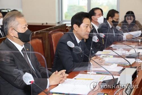 Interior Minister Lee Sang-min (L) and Seoul Mayor Oh Se-hoon (Yonhap)