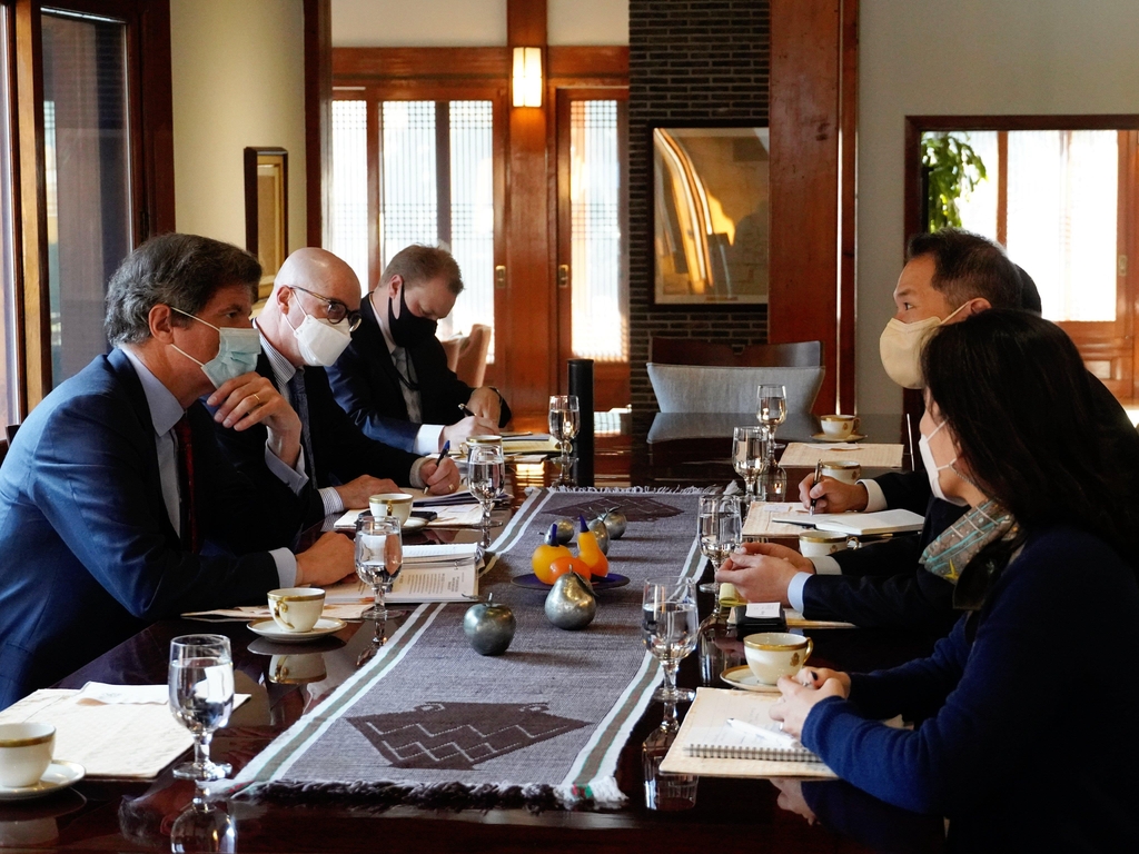 This photo from the official Twitter account of Jose Fernandez (L), the U.S. under secretary of state for economic growth, energy and the environment, shows his meeting with officials from Google Korea in Seoul on Jan. 11, 2023. (PHOTO NOT FOR SALE) (Yonhap)