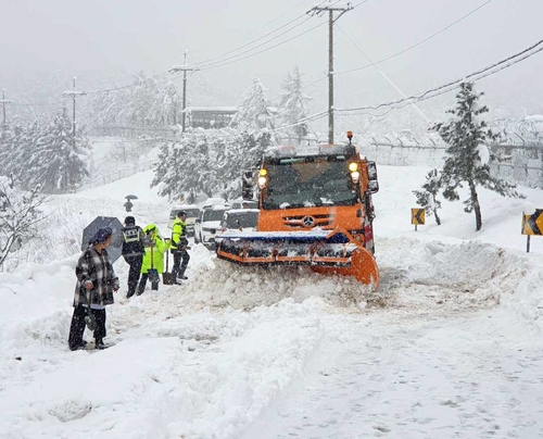 Cars stranded, over 100 traffic accidents reported amid heavy snowfall in eastern province