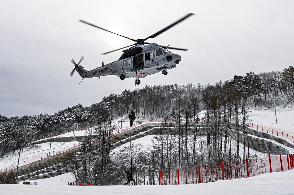 해병대가 2023년 1월 23일 해병대가 공개한 이 사진에서 서울에서 동쪽으로 126km 떨어진 평창의 한 시설에서 연례 혹한기 훈련 프로그램 중 MUH-1 마린온 헬리콥터에서 해병대가 급강하하고 있다.  (사진 비매품) (연합)