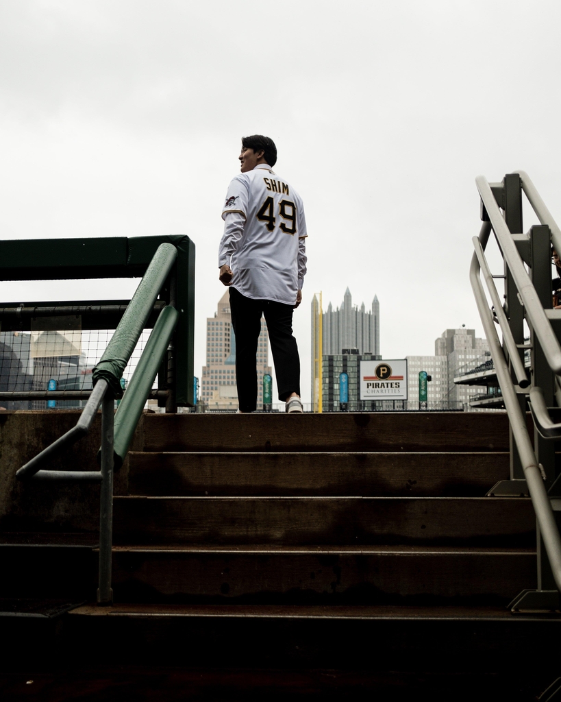 South Korean pitcher Shim Jun-seok stands on the field at PNC Park in Pittsburgh on Jan. 26, 2023, after signing his contract with the Pittsburgh Pirates, in this photo captured from the Twitter page of the Young Bucs. (PHOTO NOT FOR SALE) (Yonhap)