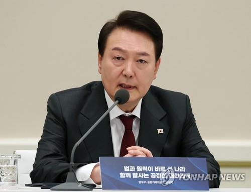 Yoon approves 100 bln won in reserve funds for heating bills