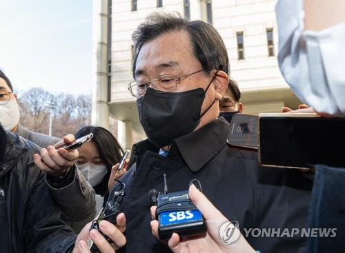 Lee Byung-kee, presidential chief of staff under former President Park Geun-hye, speaks to reporters at the Seoul Central District Court on Feb. 1, 2023, after being acquitted of hindering a ferry disaster panel's activities. (Yonhap)