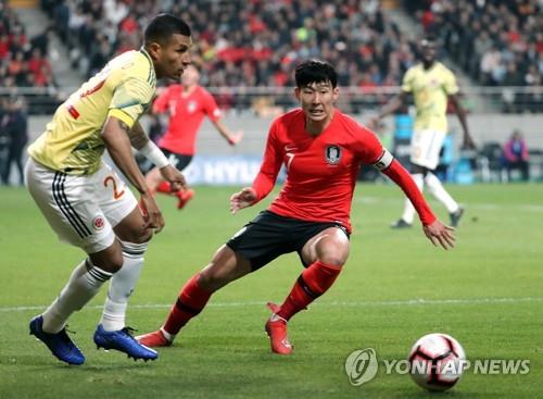 In this file photo from March 26, 2019, Son Heung-min of South Korea (R) battles Jeison Murillo of Colombia for the ball during their teams' friendly football match at Seoul World Cup Stadium in Seoul. (Yonhap)