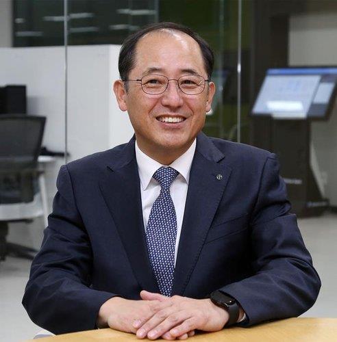 Shinhan Bank CEO offers to quit over health issue