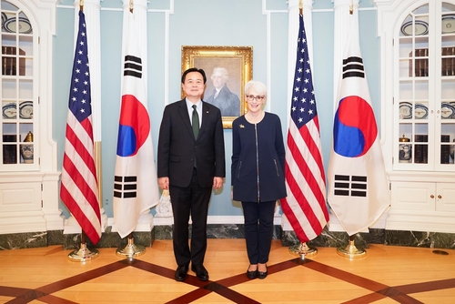 El primer viceministro de Relaciones Exteriores de Corea del Sur, Cho Hyun-dong (izquierda), y la subsecretaria de Estado de EE. UU., Wendy Sherman, posan para una foto durante sus conversaciones bilaterales en Washington el 14 de febrero de 2023, en esta foto proporcionada por el Ministerio de Relaciones Exteriores de Corea del Sur.  (FOTO NO A LA VENTA) (Yonhap)