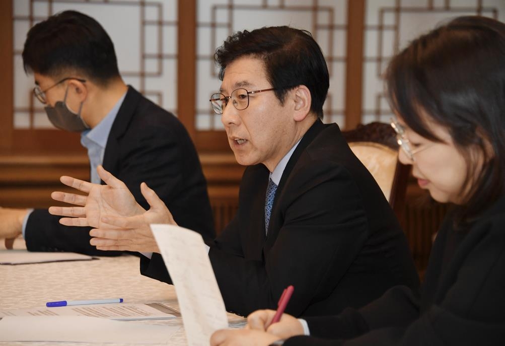 Second Vice Finance Minister Choi Sang-dae (C) speaks during a meeting with Vitor Gaspar, director of the Fiscal Affairs Department at the International Monetary Fund, in Seoul on Feb. 16, 2023, in this photo released by the Ministry of Economy and Finance. (PHOTO NOT FOR SALE) (Yonhap)